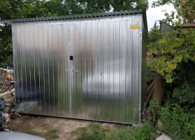 Garaże z blachy ocynkowej