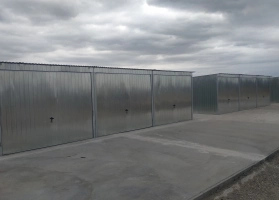 Garaże z blachy ocynkowej